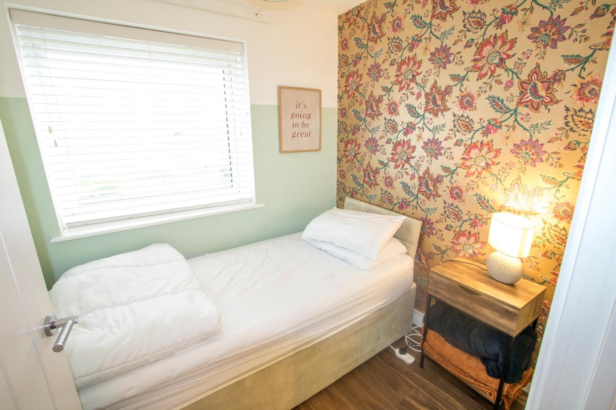 Holiday home Stylish 4 Bedroom House, Sleeps 7, Free Parking & Wi-fi Manchester