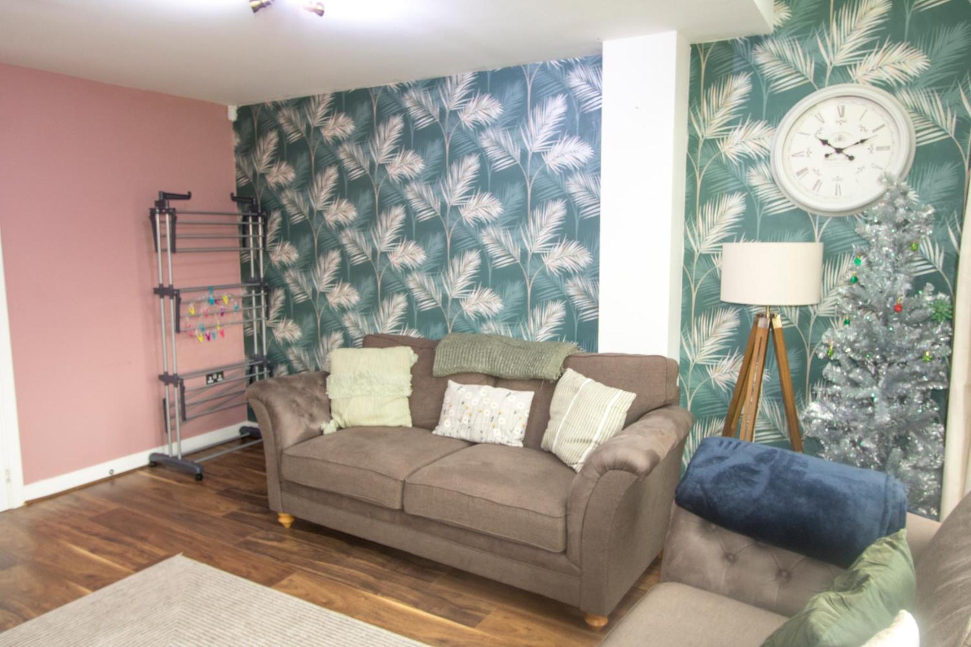Holiday home Stylish 4 Bedroom House, Sleeps 7, Free Parking & Wi-fi Manchester
