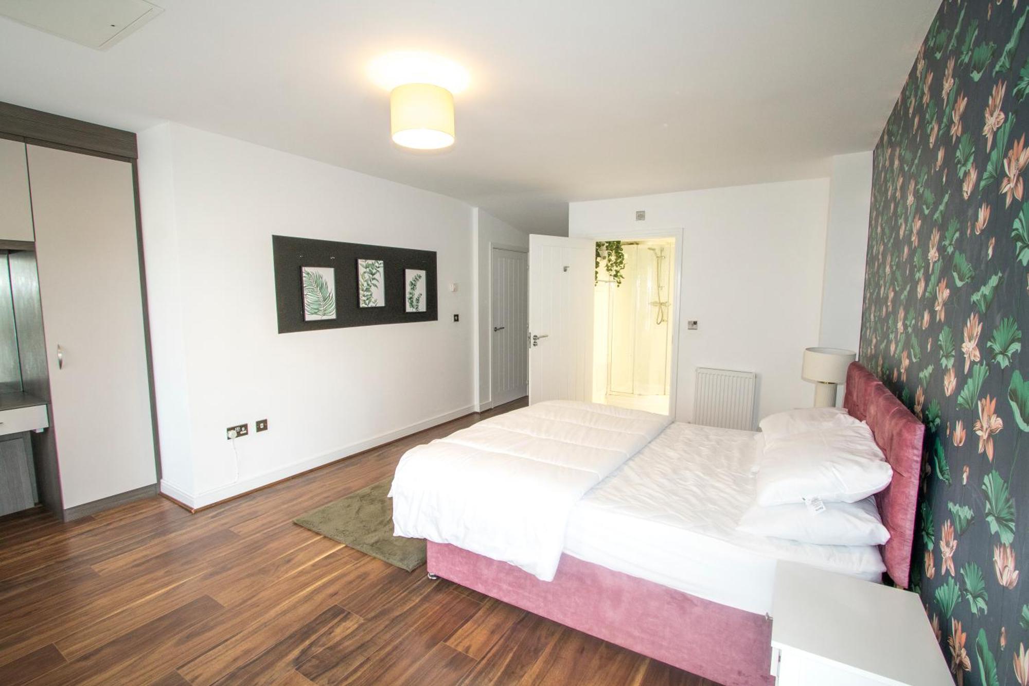 Stylish 4 Bedroom House, Sleeps 7, Free Parking & Wi-fi * Manchester