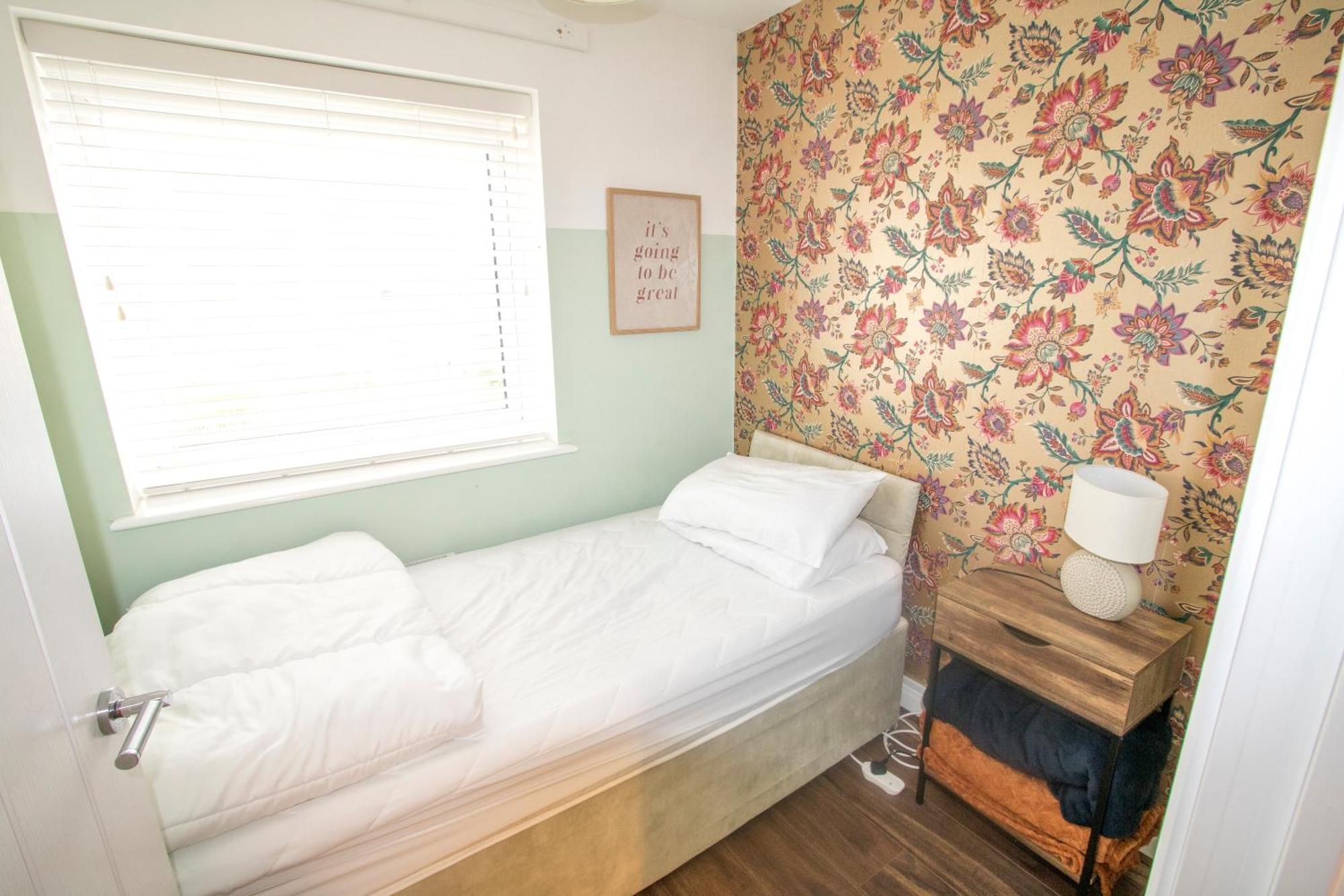 Stylish 4 Bedroom House, Sleeps 7, Free Parking & Wi-fi Holiday home *