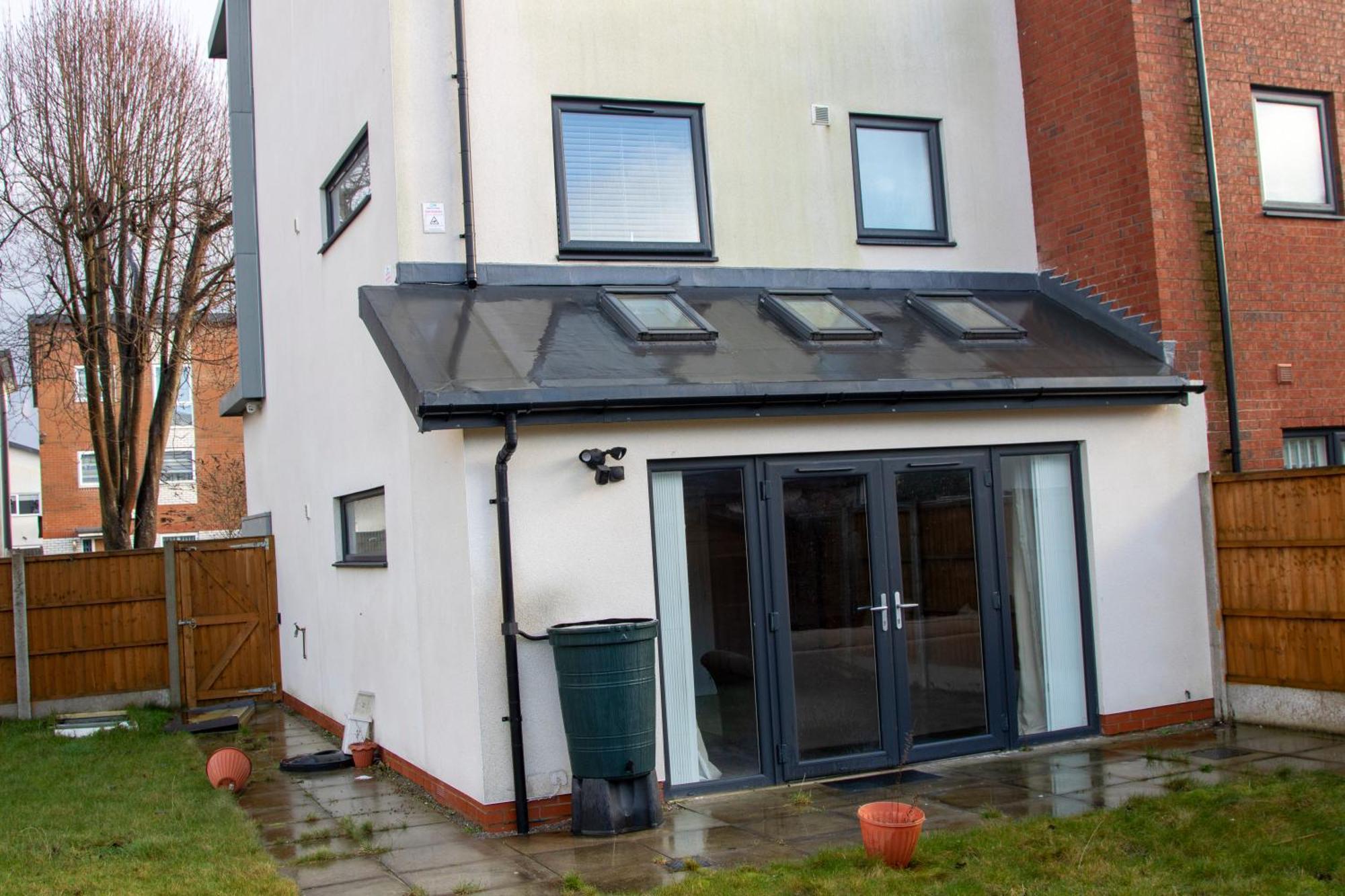 Holiday home Stylish 4 Bedroom House, Sleeps 7, Free Parking & Wi-fi *