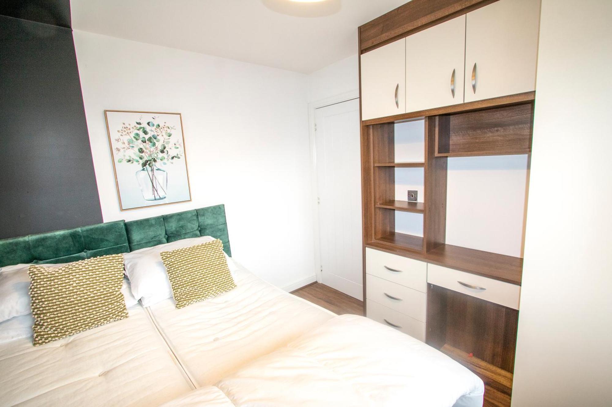 Stylish 4 Bedroom House, Sleeps 7, Free Parking & Wi-fi Holiday home Manchester