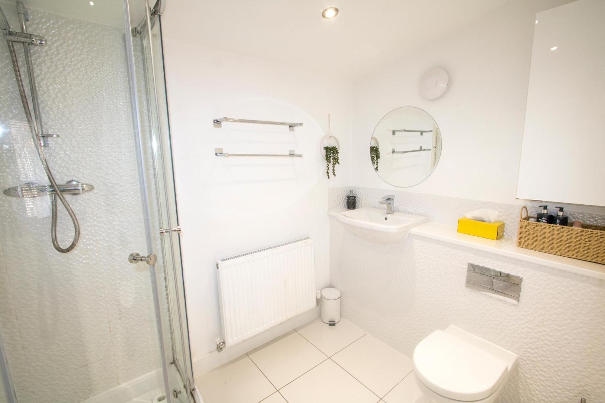Holiday home Stylish 4 Bedroom House, Sleeps 7, Free Parking & Wi-fi *
