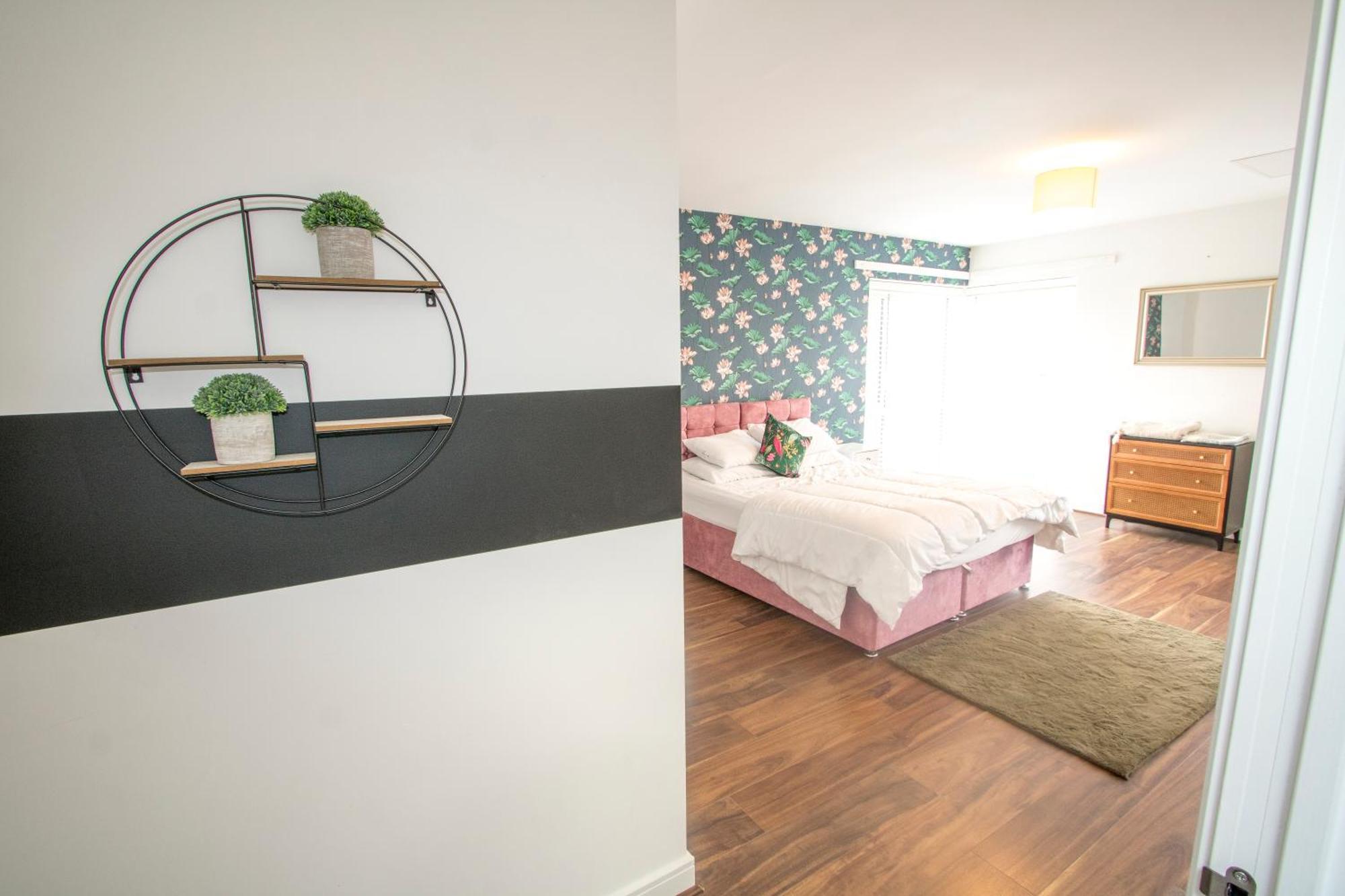 Holiday home Stylish 4 Bedroom House, Sleeps 7, Free Parking & Wi-fi
