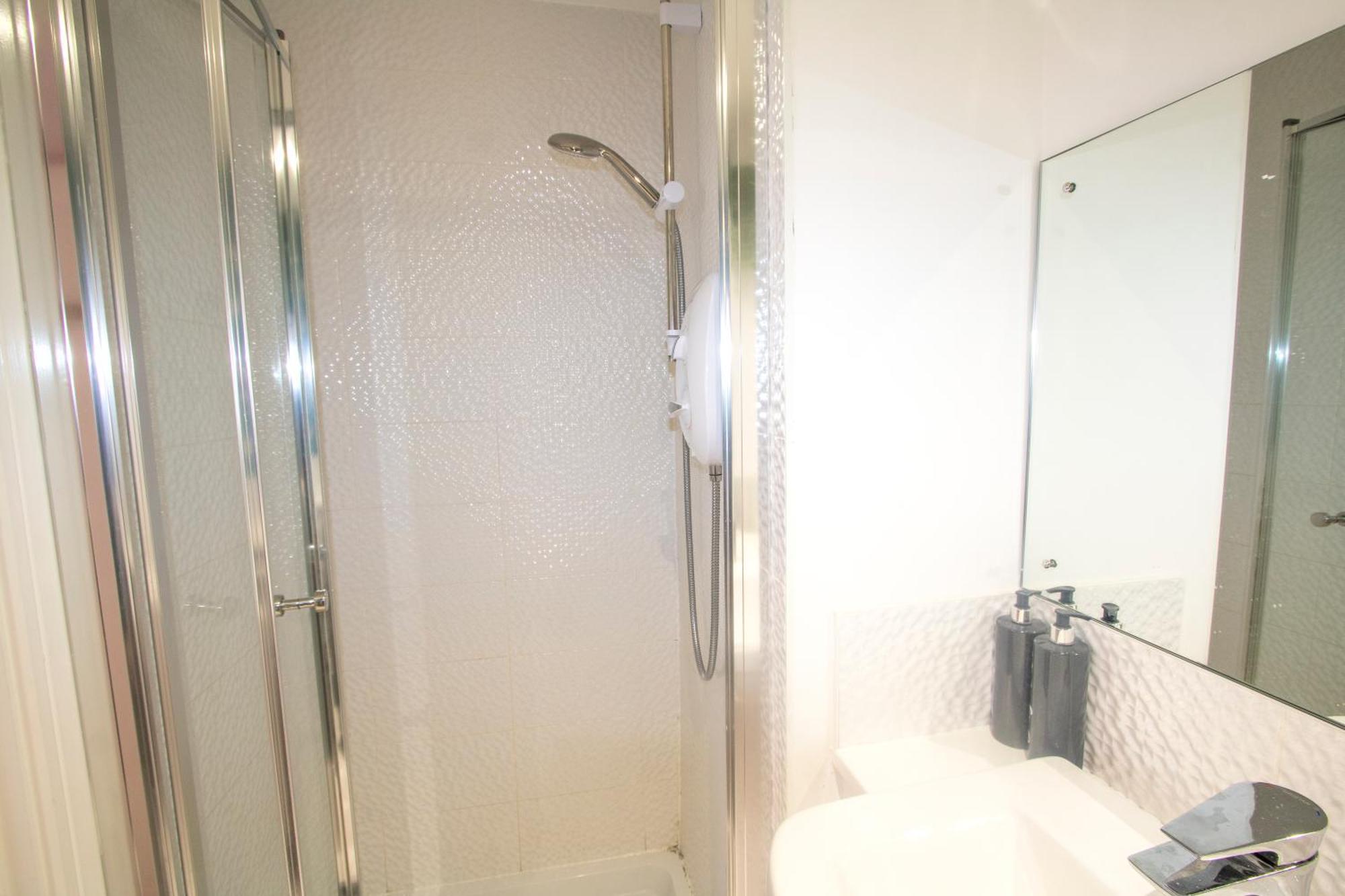 Stylish 4 Bedroom House, Sleeps 7, Free Parking & Wi-fi Holiday home