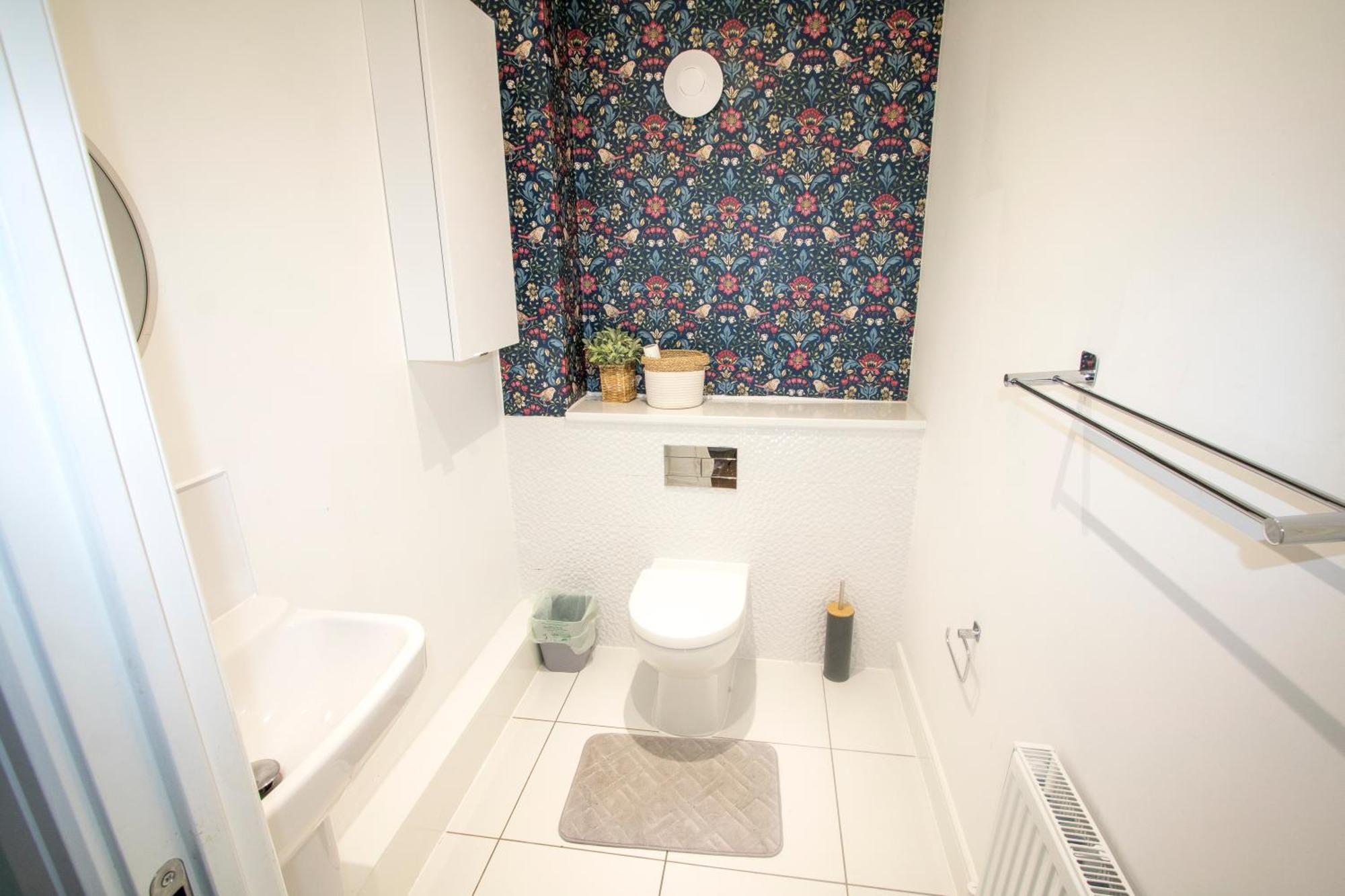 Stylish 4 Bedroom House, Sleeps 7, Free Parking & Wi-fi Holiday home *