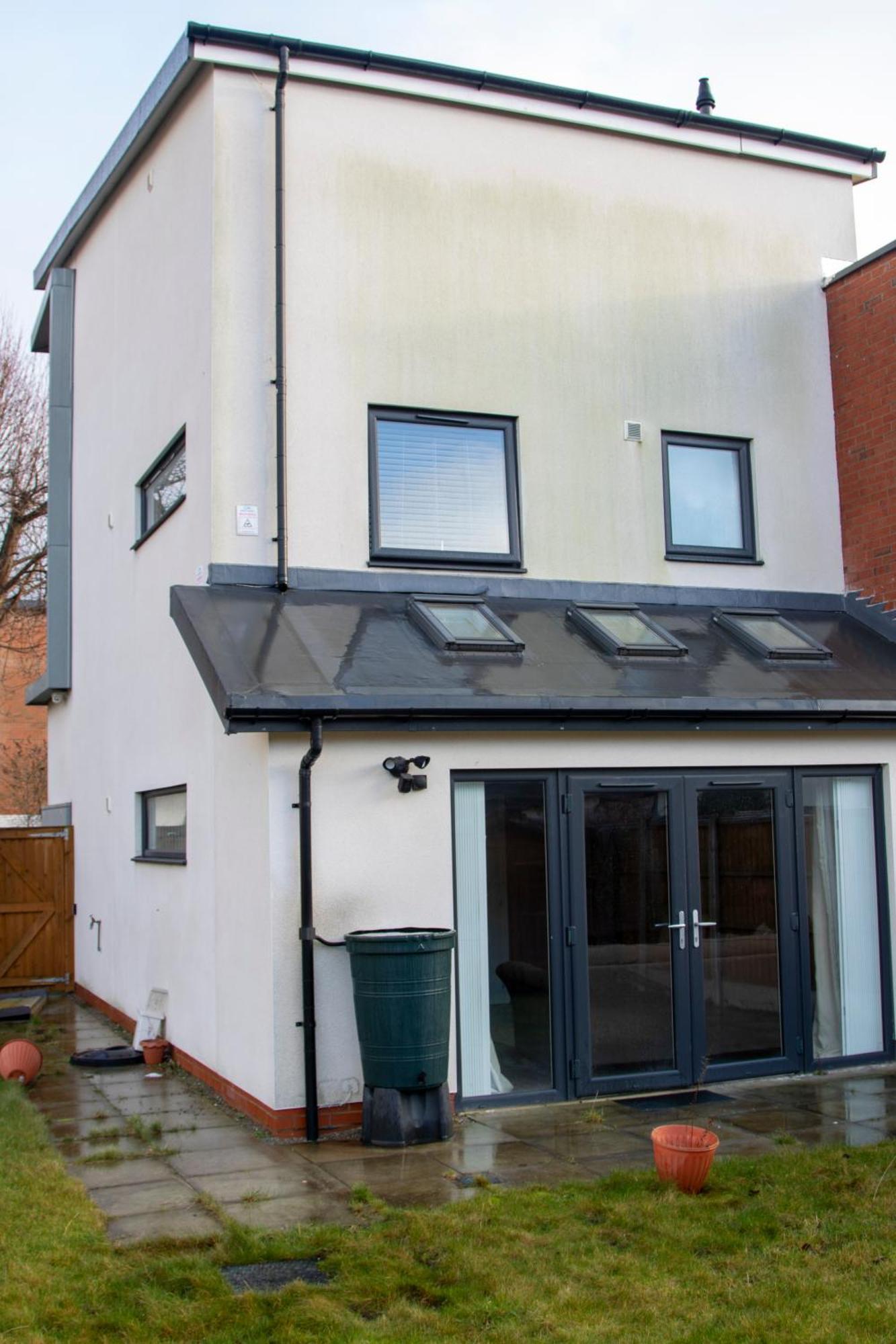 Stylish 4 Bedroom House, Sleeps 7, Free Parking & Wi-fi *
