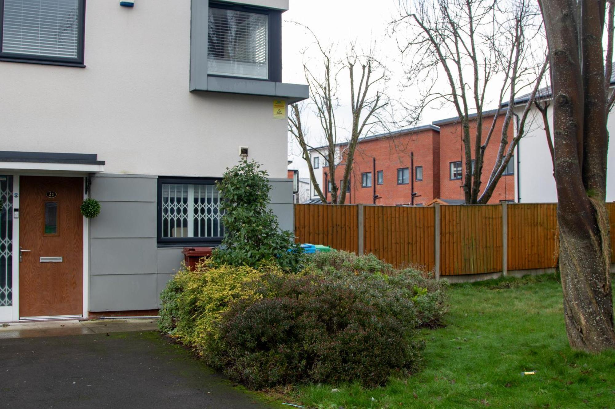 Holiday home Stylish 4 Bedroom House, Sleeps 7, Free Parking & Wi-fi Manchester
