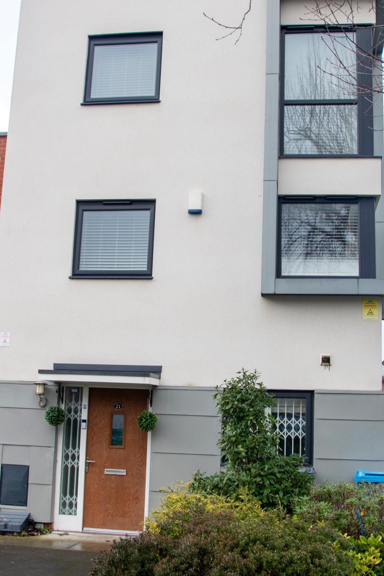 Holiday home Stylish 4 Bedroom House, Sleeps 7, Free Parking & Wi-fi *