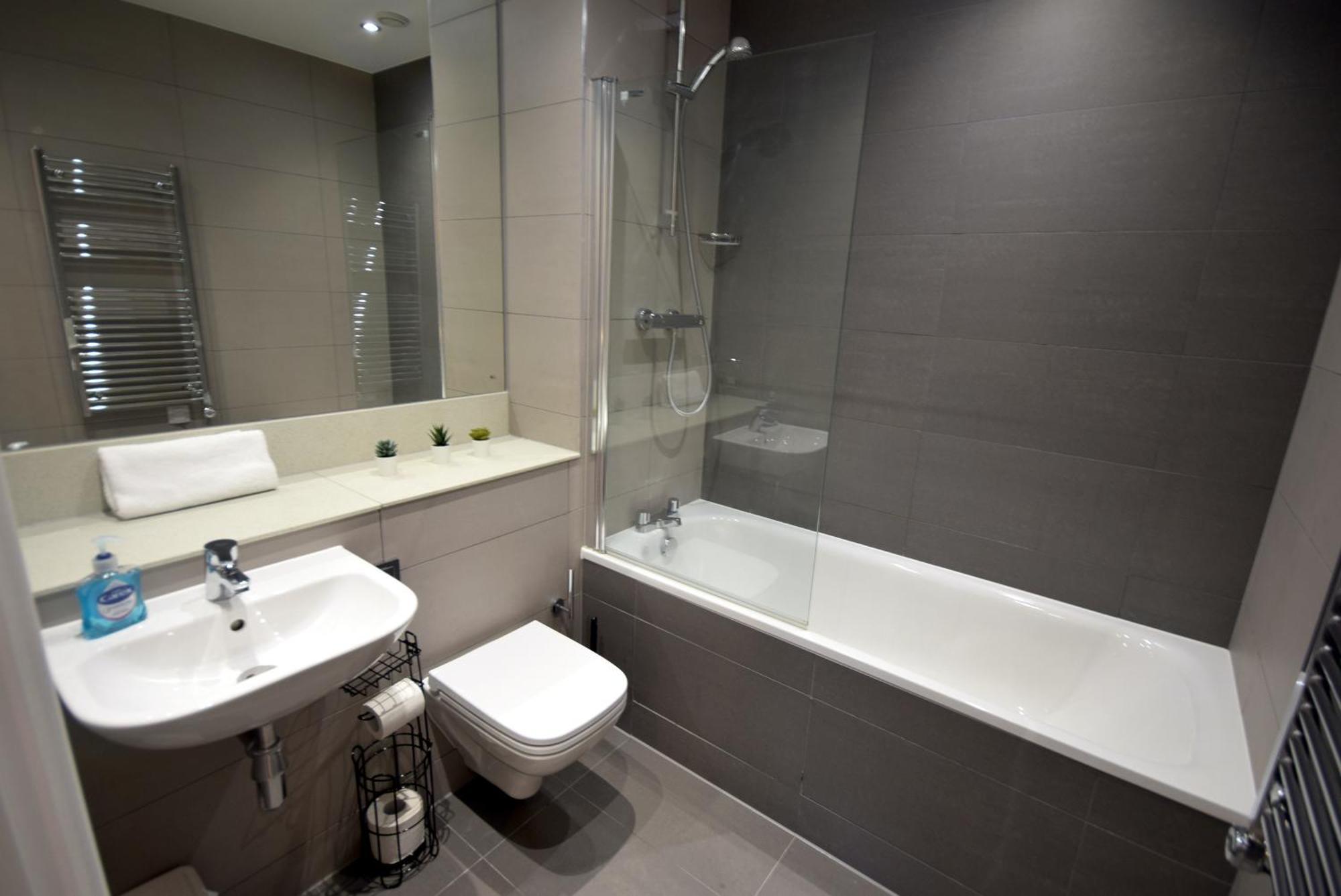 Life 2-bed 1-bath In New Cross * Manchester