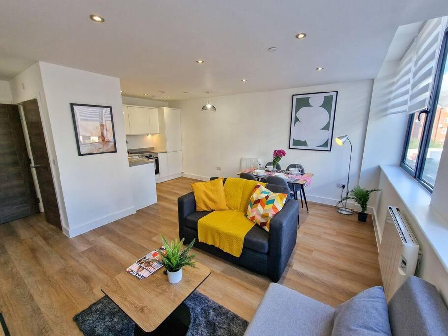 Free Parking: Old Trafford Apartment