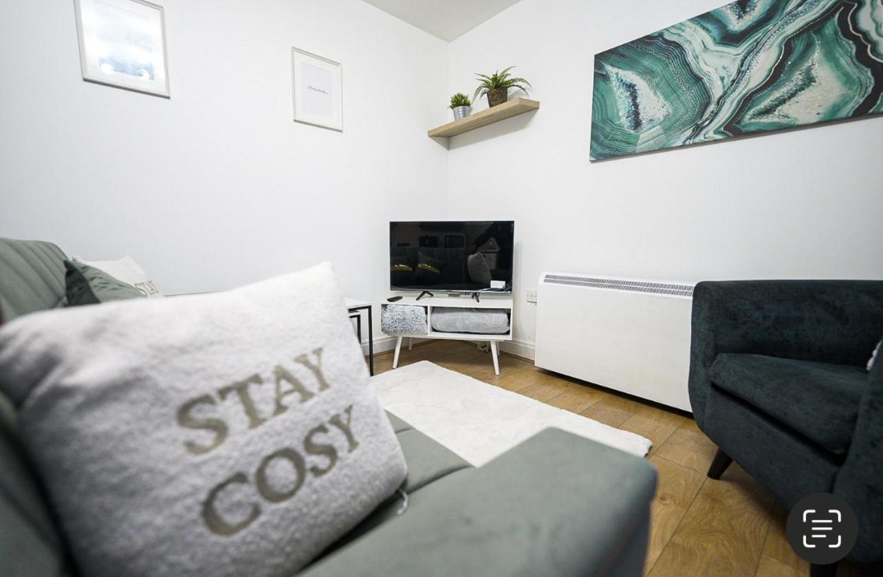 Modern Luxury 2 Bed Apartment, Sleeps 5 Apartment *