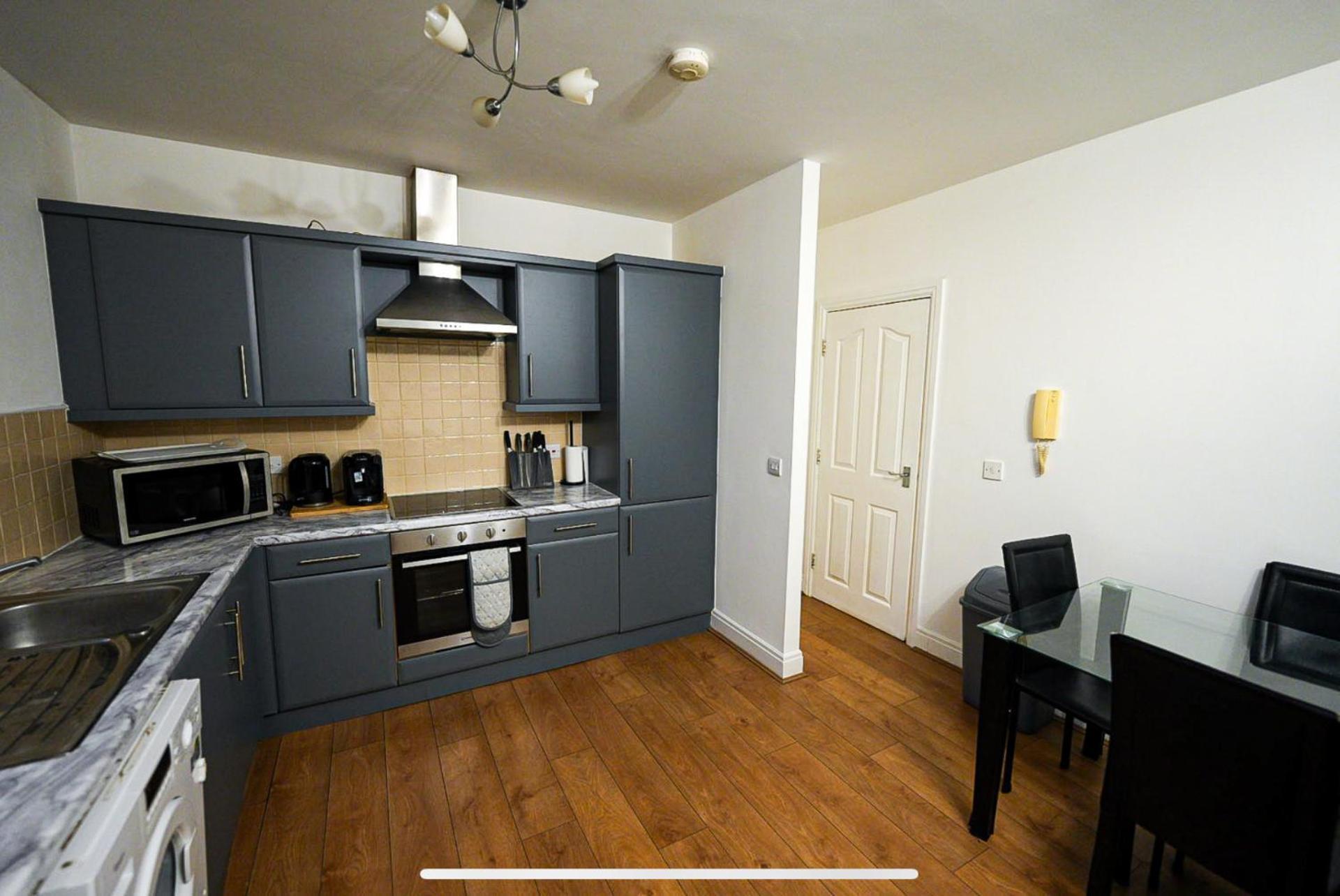 Modern Luxury 2 Bed Apartment, Sleeps 5