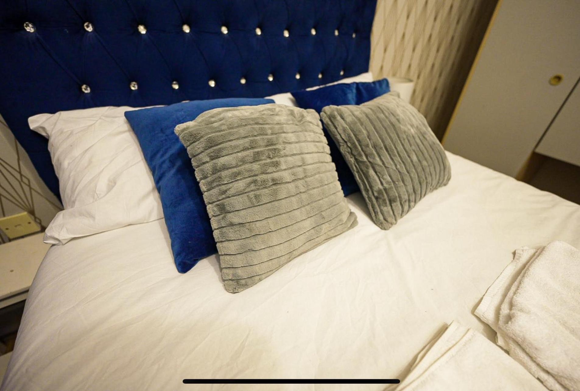 Modern Luxury 2 Bed Apartment, Sleeps 5 Apartment