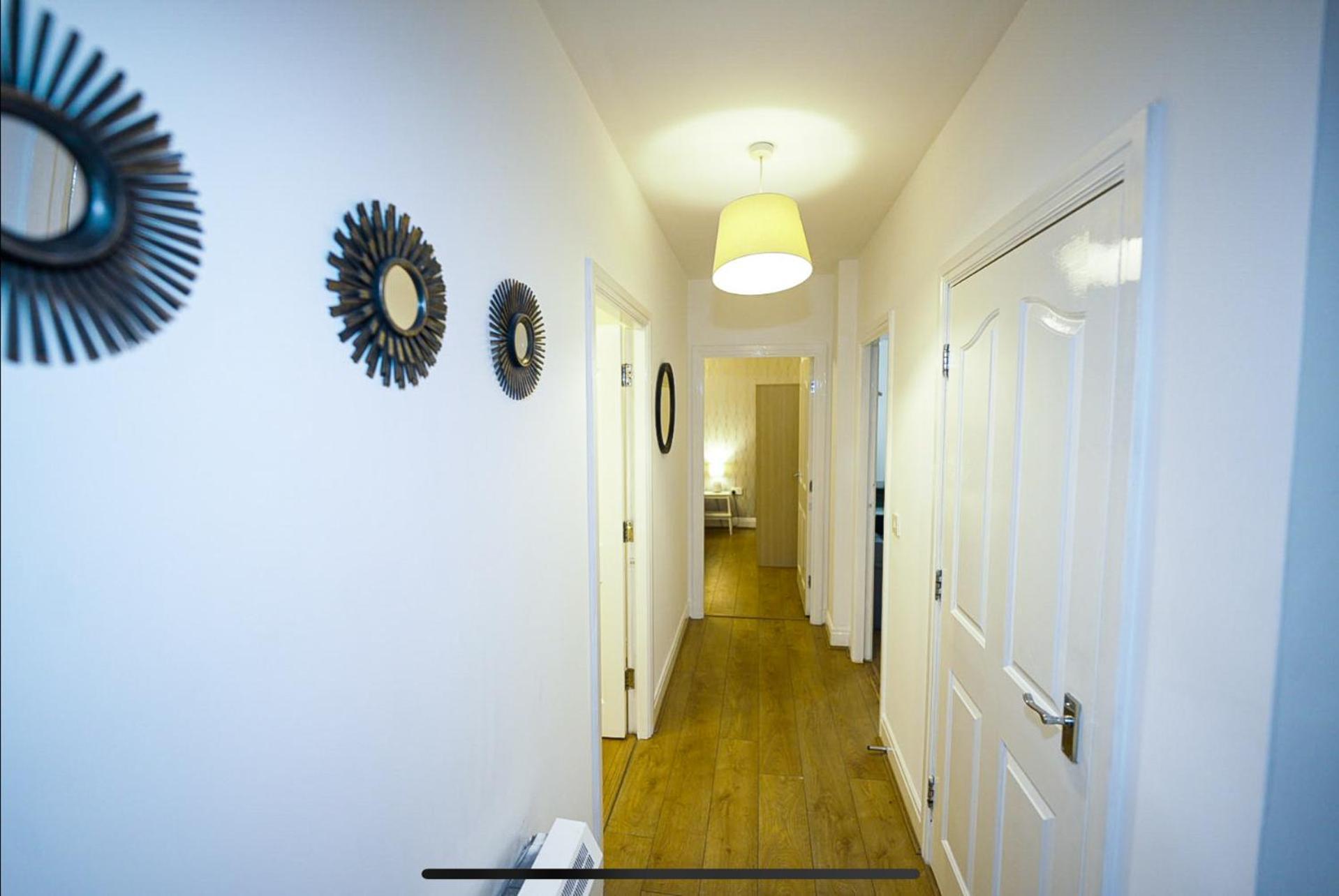 Modern Luxury 2 Bed Apartment, Sleeps 5 Manchester