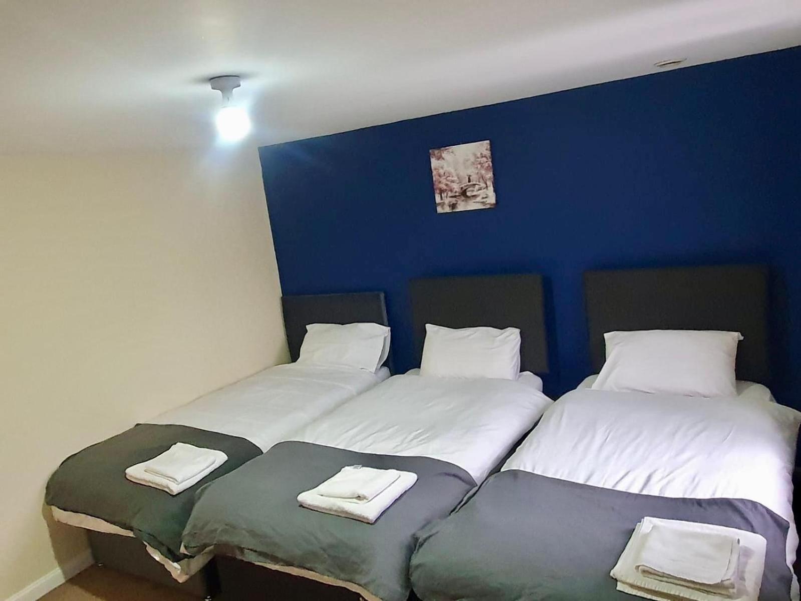 Amila House Manchester, Modern, Spacious, Sleeps 9 With Parking Holiday home