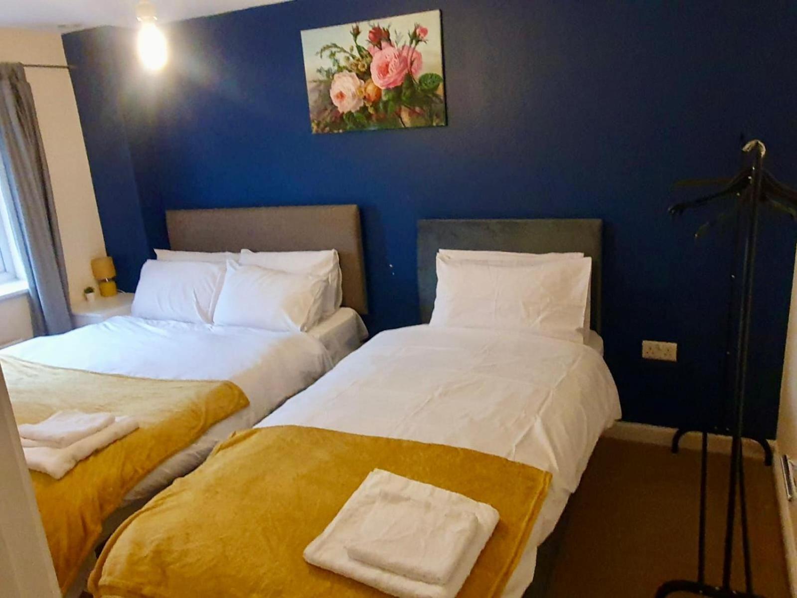 Amila House Manchester, Modern, Spacious, Sleeps 9 With Parking Holiday home *