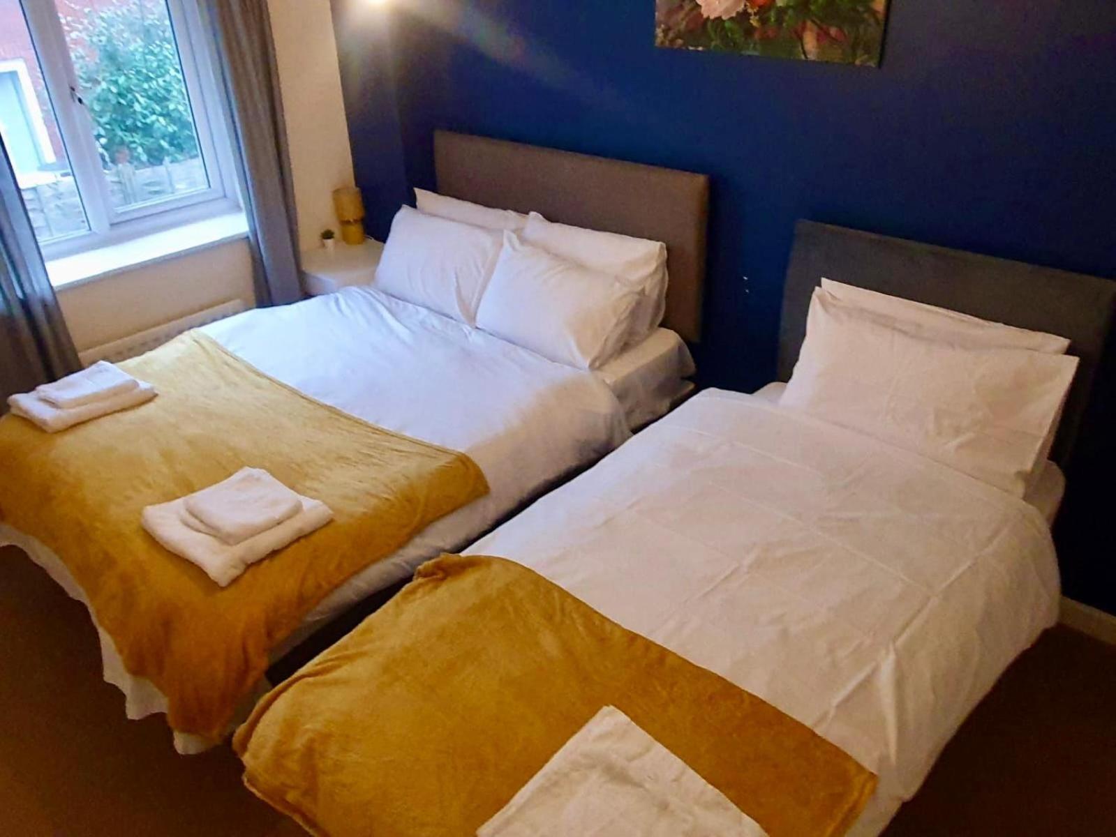 Holiday home Amila House Manchester, Modern, Spacious, Sleeps 9 With Parking Manchester