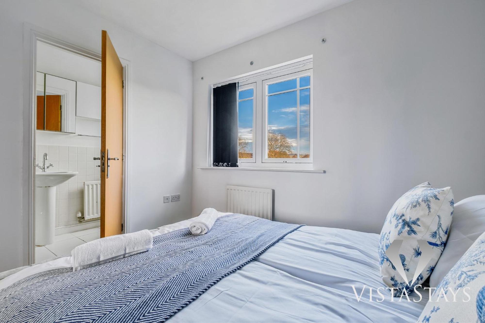 Modern 4 Bed Near Centre With Pool Table And Free Parking By Vista Short Lets Holiday home
