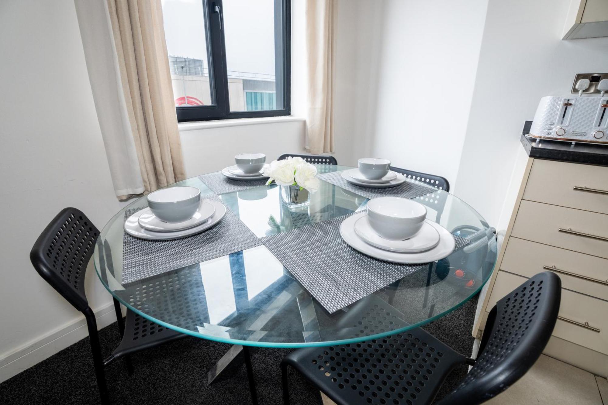 Apartment Quay House - Salford - 2bdr Sleeps 7, Spacious & Quiet - Free Parking - Close To Centre, United & The Lowry Manchester