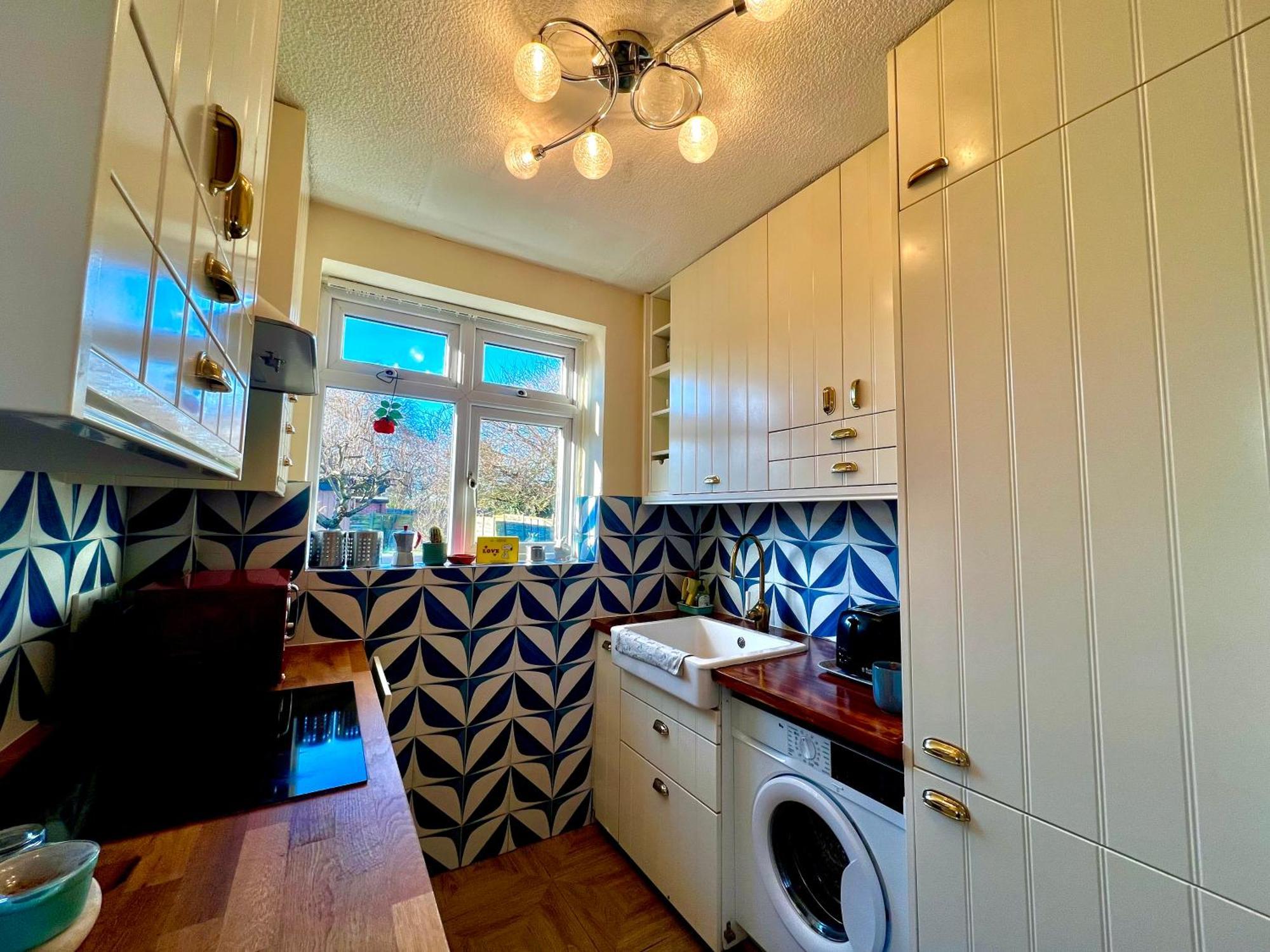 Spacious 3-bed Family Retreat With Cosy Living And Garden! Free Parking *