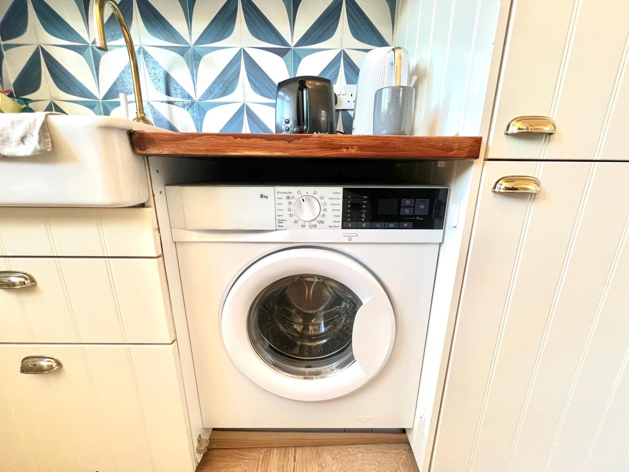 Spacious 3-bed Family Retreat With Cosy Living And Garden! Free Parking Manchester
