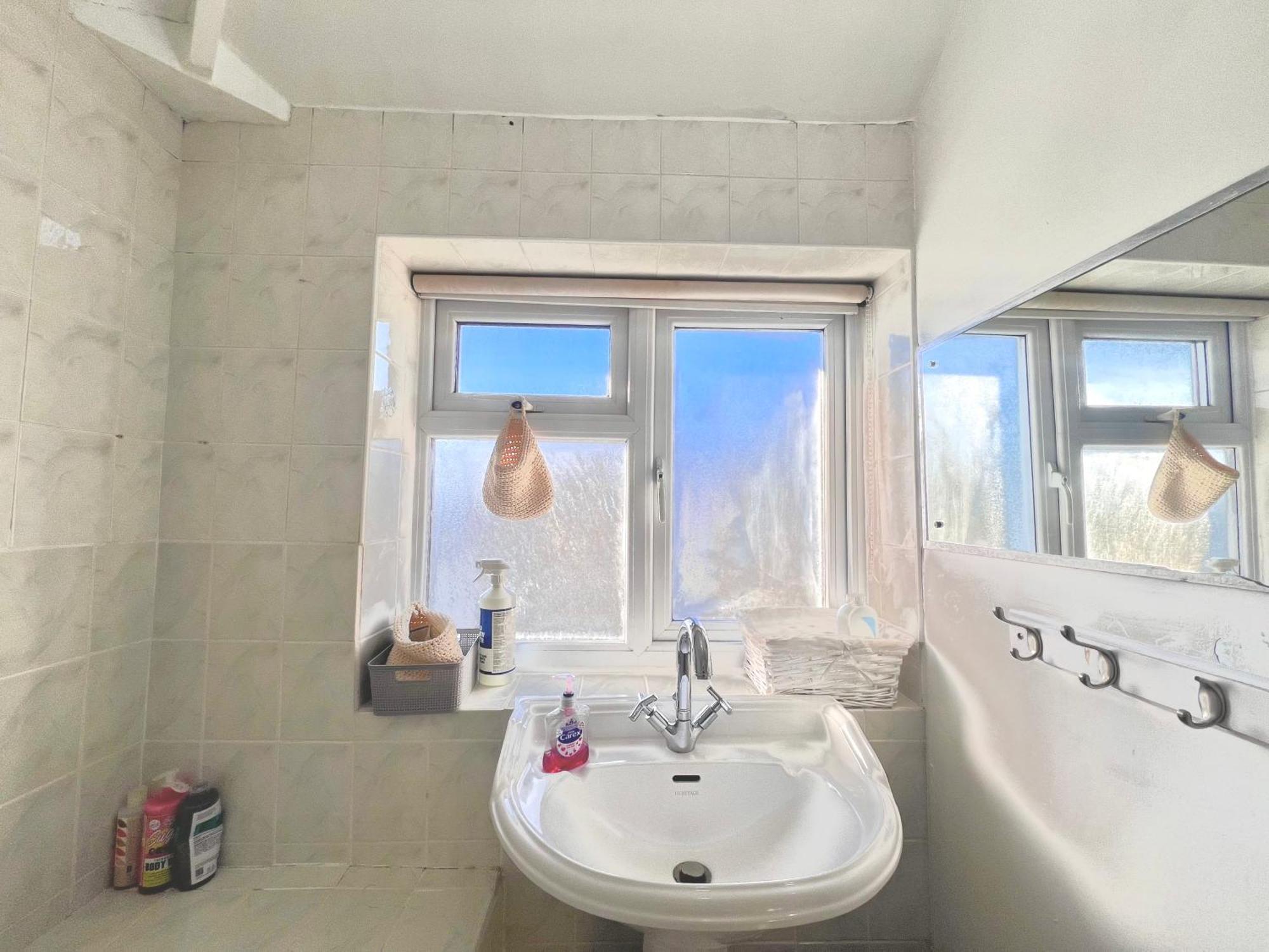 Spacious 3-bed Family Retreat With Cosy Living And Garden! Free Parking Holiday home