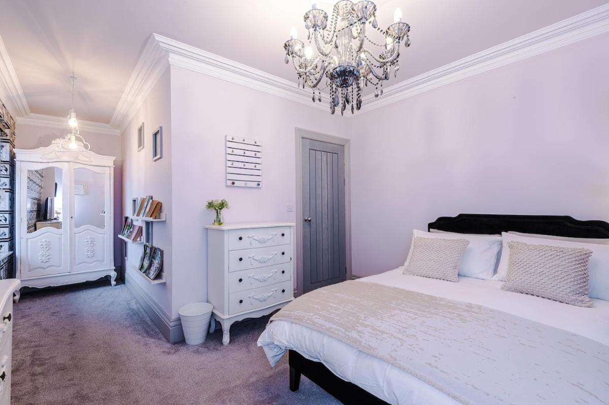 Unique In Northenden Urban Oasis Sleeps 8 Holiday home