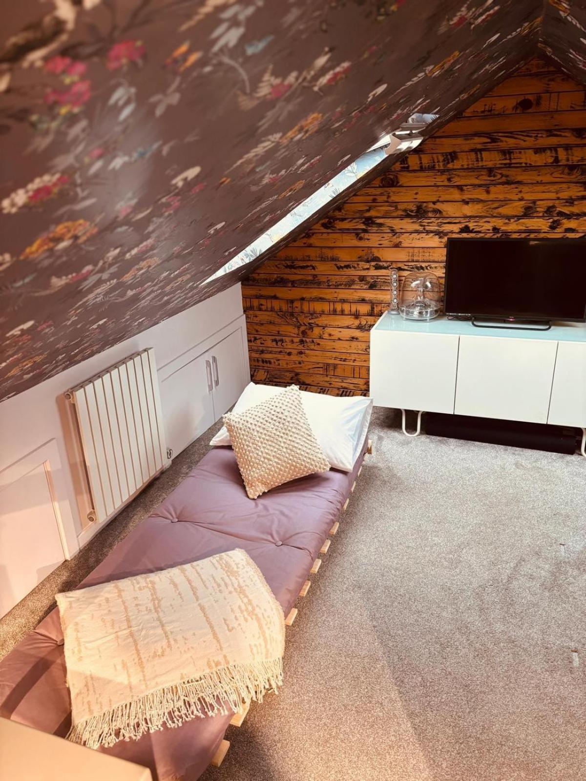 Holiday home Unique In Northenden Urban Oasis Sleeps 8 *