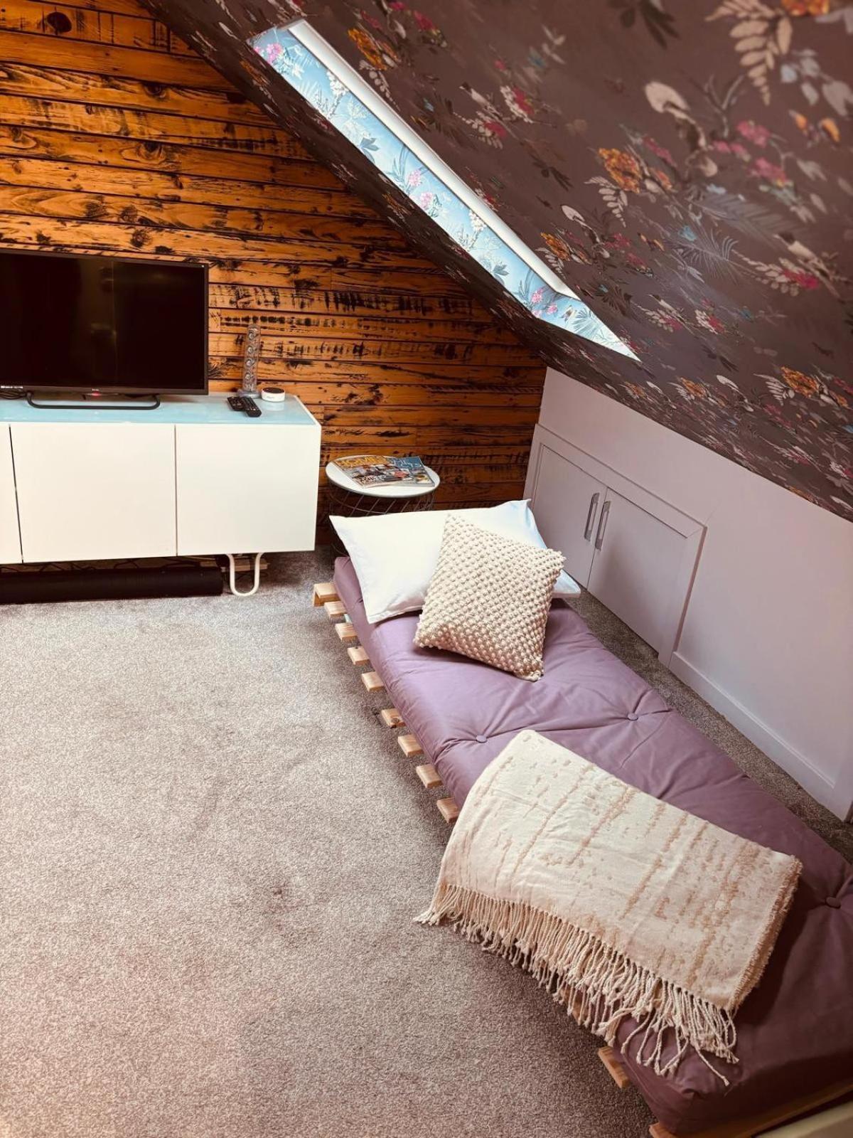 Holiday home Unique In Northenden Urban Oasis Sleeps 8 *