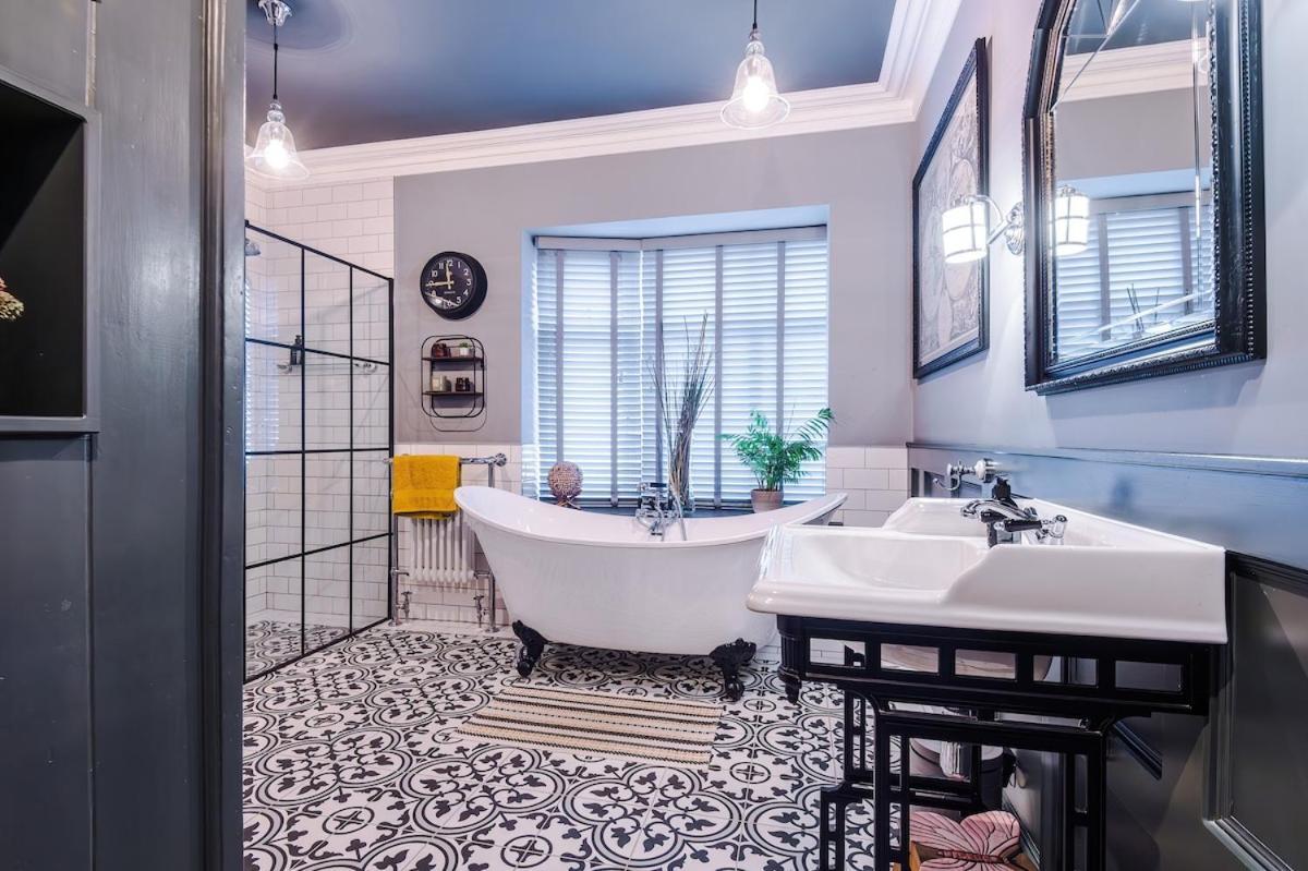 Unique In Northenden Urban Oasis Sleeps 8 Holiday home Manchester