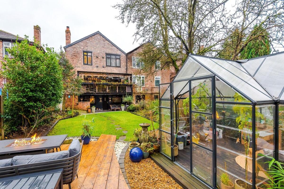 Unique In Northenden Urban Oasis Sleeps 8 Holiday home