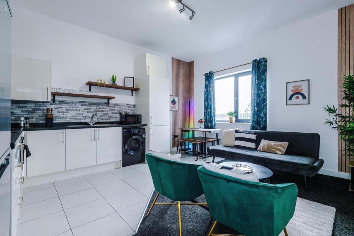Free Parking, Sleeps 6, Spacious Home, Prime Salford Location Apartment Manchester