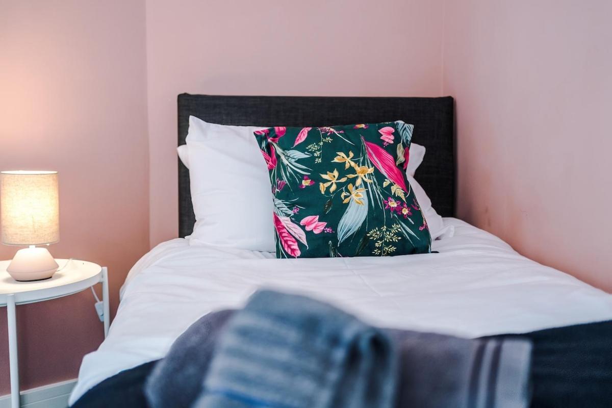 Free Parking, Sleeps 6, Spacious Home, Prime Salford Location Apartment Manchester