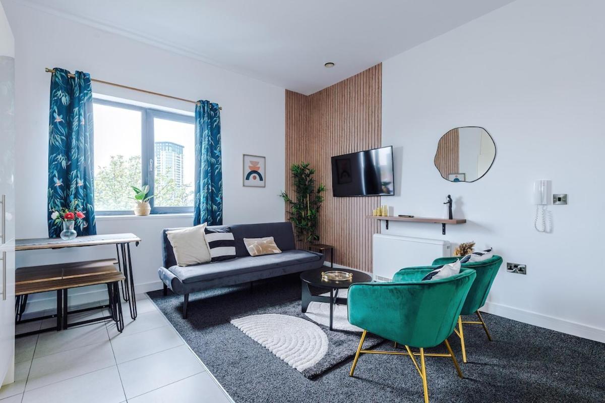 Apartment Free Parking, Sleeps 6, Spacious Home, Prime Salford Location