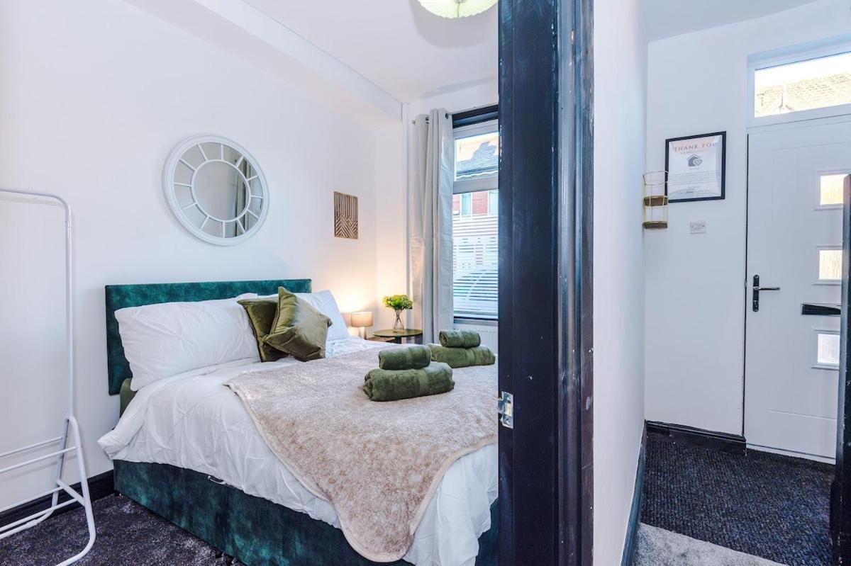 Free Park, Sleeps 8, Stunning In Salford, Long Term Disc, Perfect For Groups Apartment *