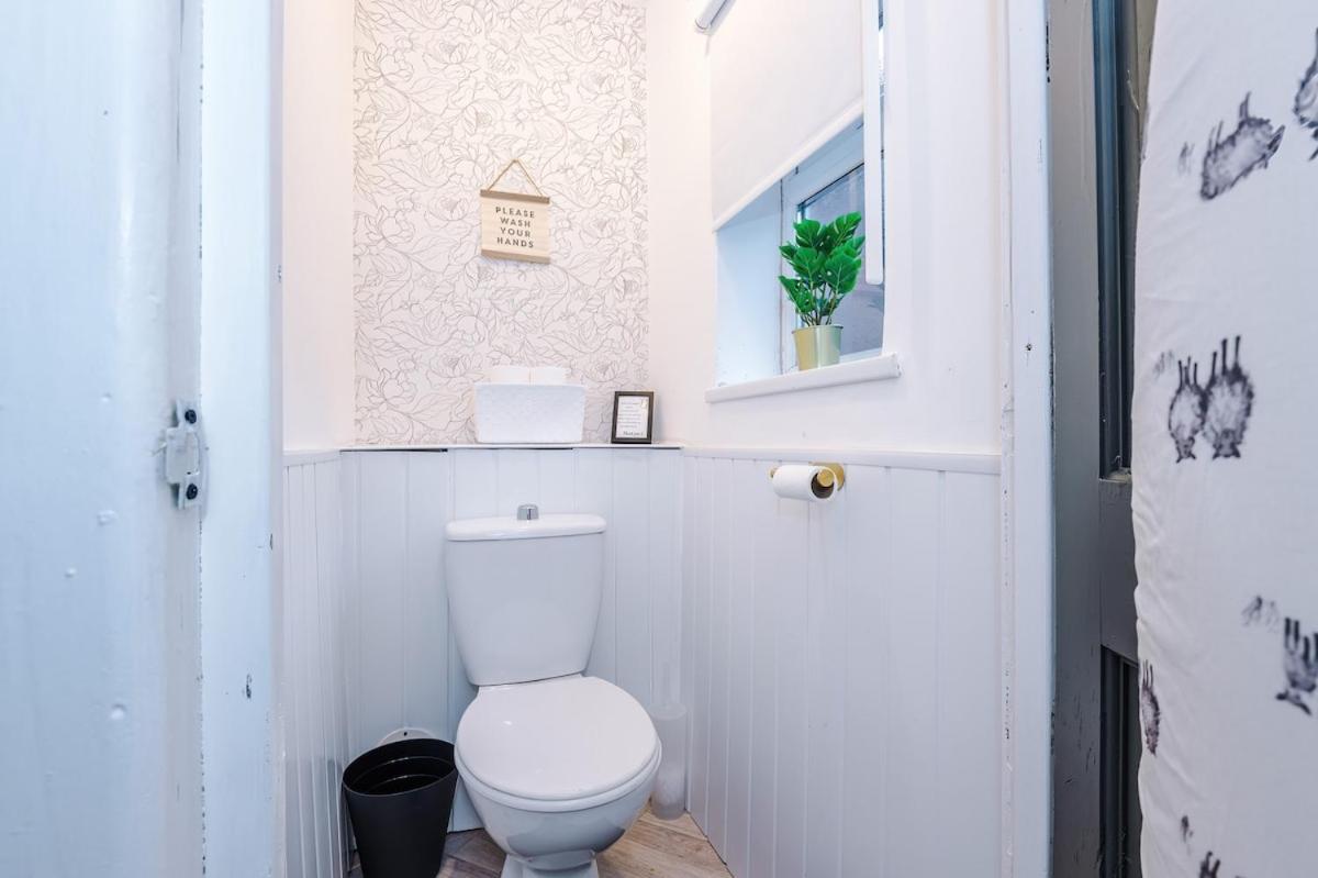 Apartment Free Park, Sleeps 8, Stunning In Salford, Long Term Disc, Perfect For Groups Manchester