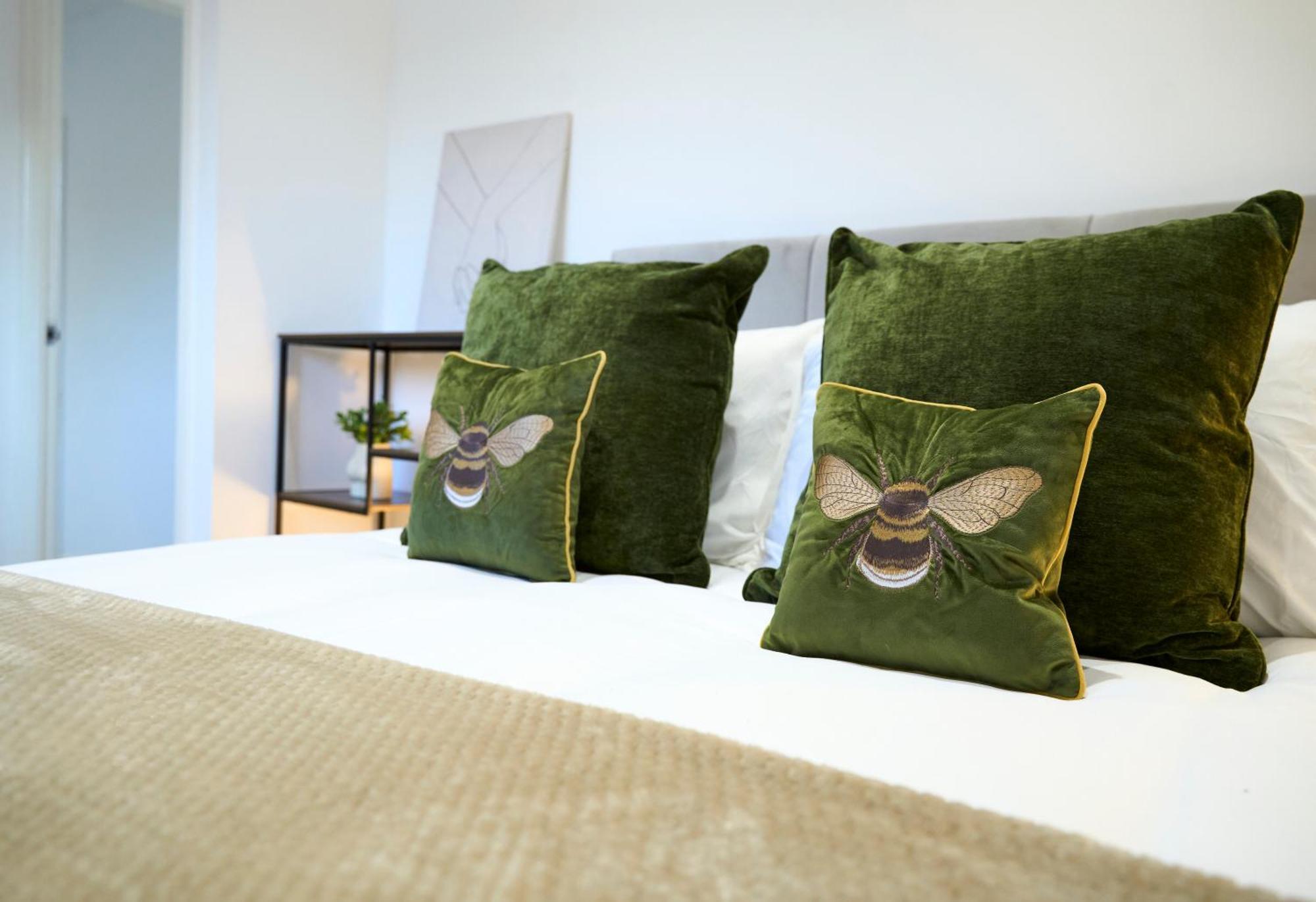 Spacious 2-bed Near Centre, Fast Wifi