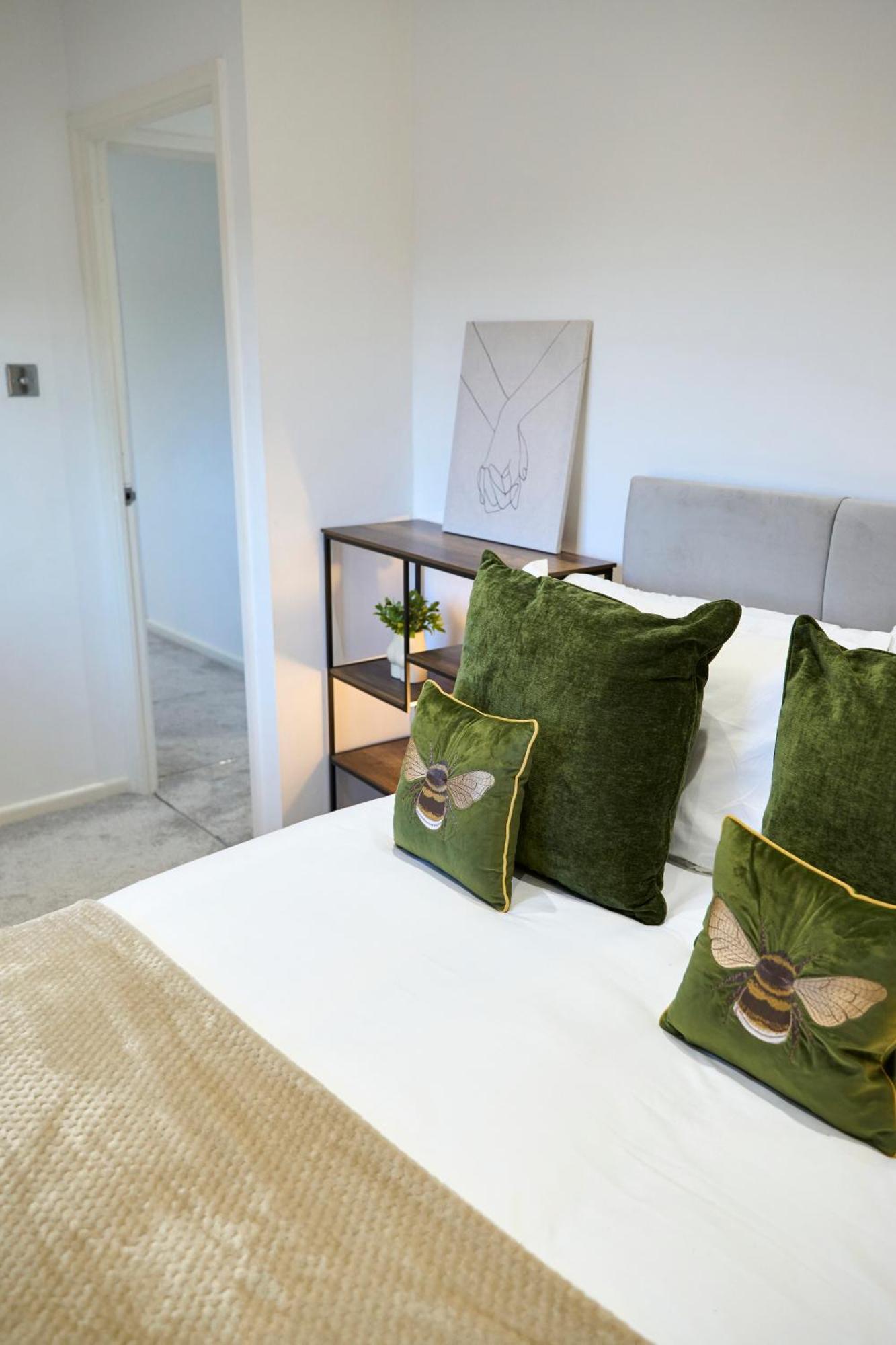 Spacious 2-bed Near Centre, Fast Wifi Holiday home *