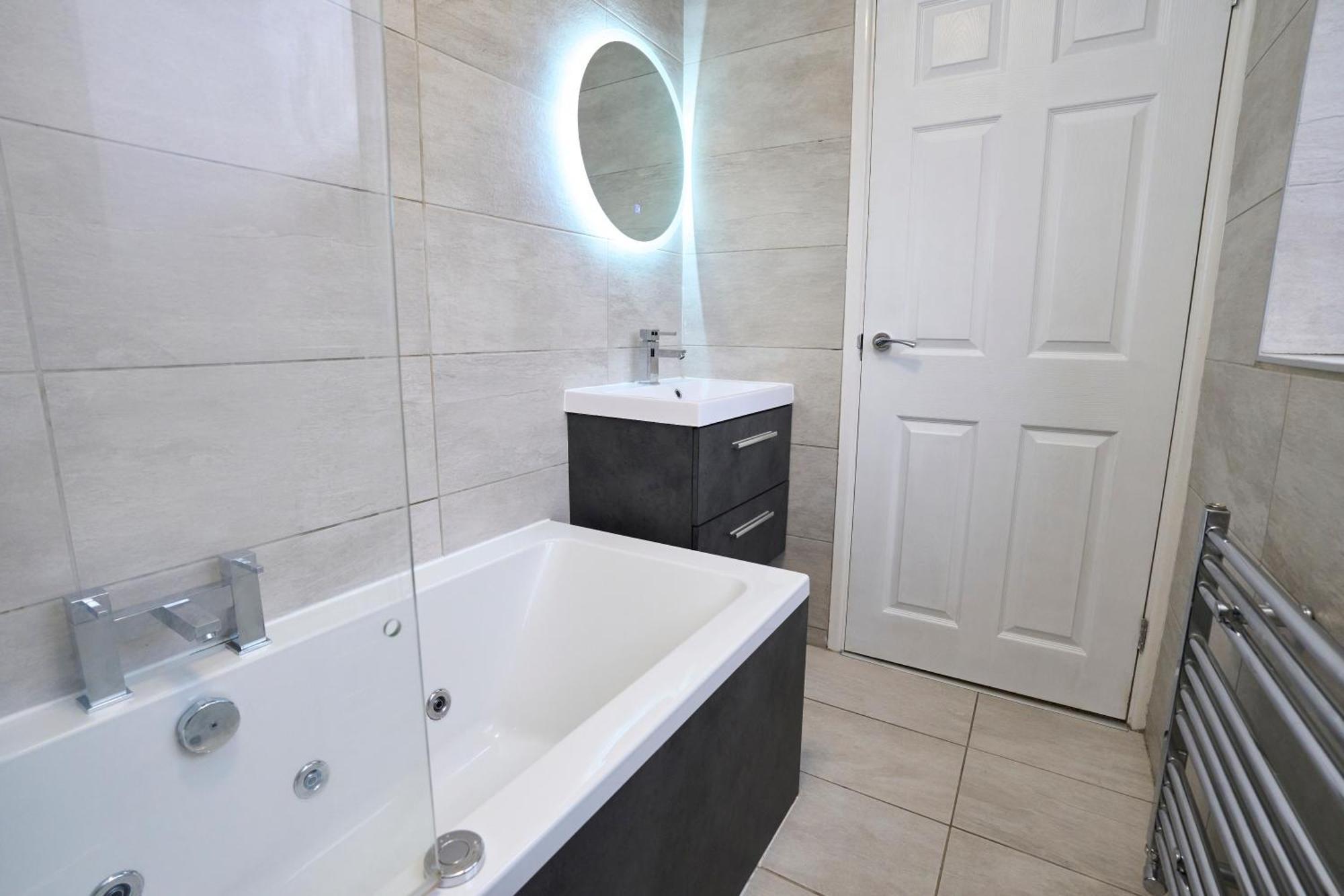Spacious 2-bed Near Centre, Fast Wifi Holiday home *