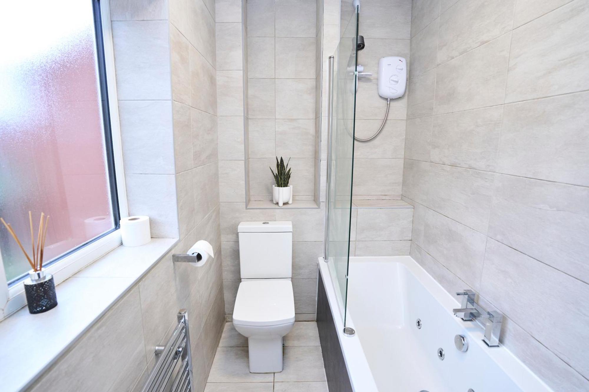Spacious 2-bed Near Centre, Fast Wifi Holiday home Manchester