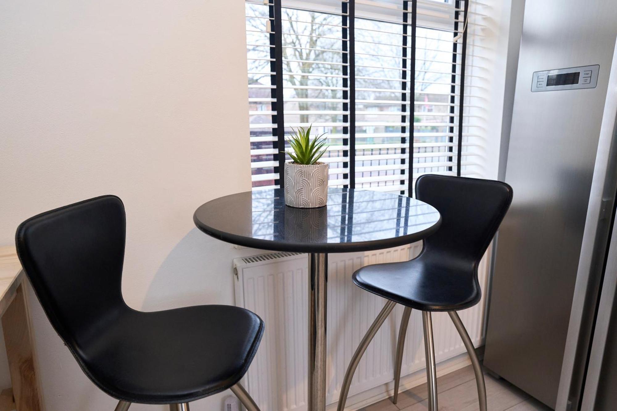 Holiday home Spacious 2-bed Near Centre, Fast Wifi Manchester