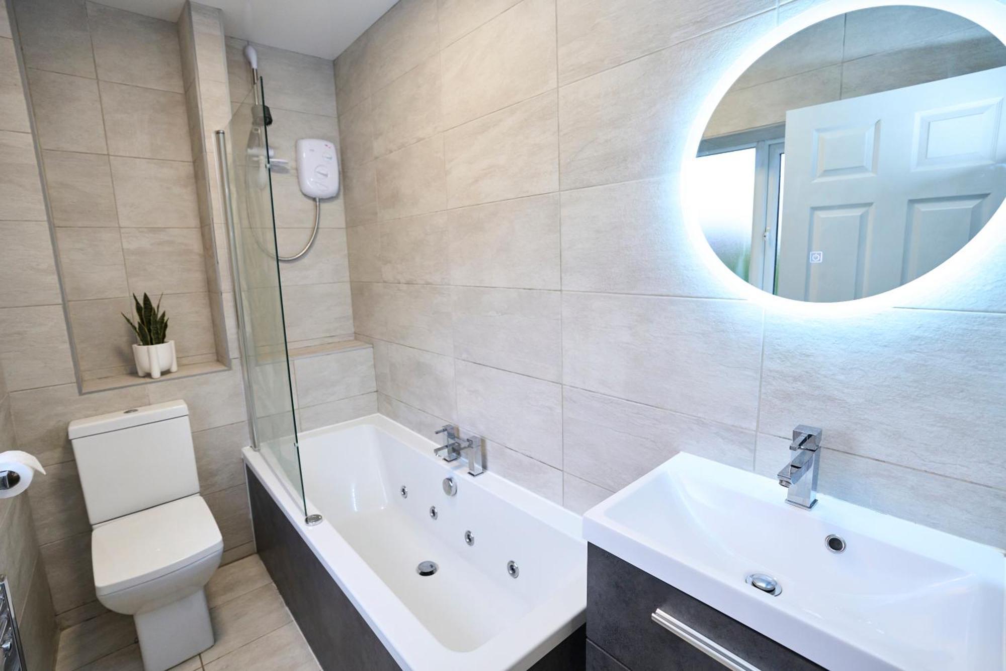 Spacious 2-bed Near Centre, Fast Wifi Holiday home Manchester