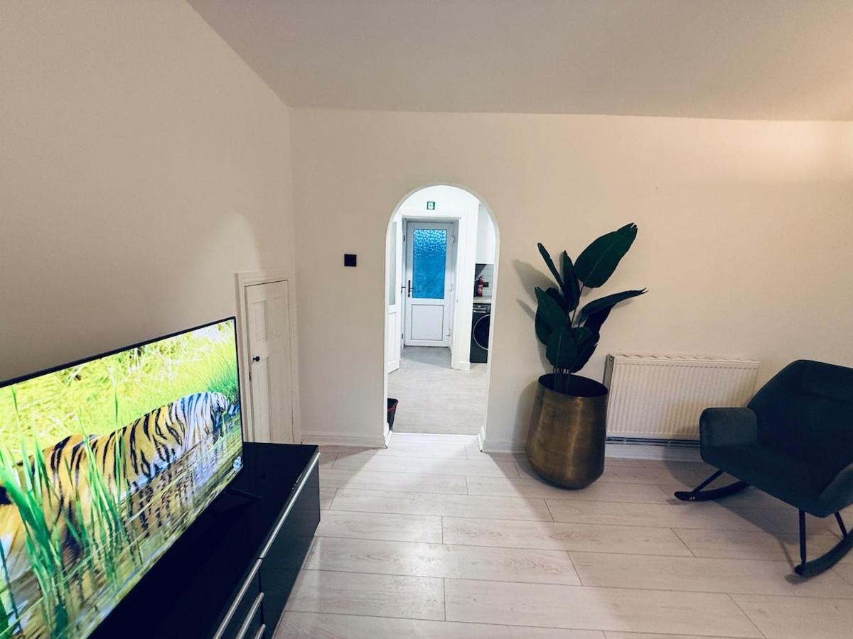 Contractor House - South - 4 Beds - 3 Bedroom - Large Parking Holiday home Manchester