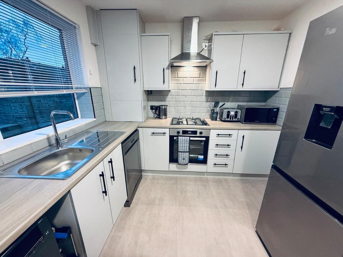 Contractor House - South - 4 Beds - 3 Bedroom - Large Parking *