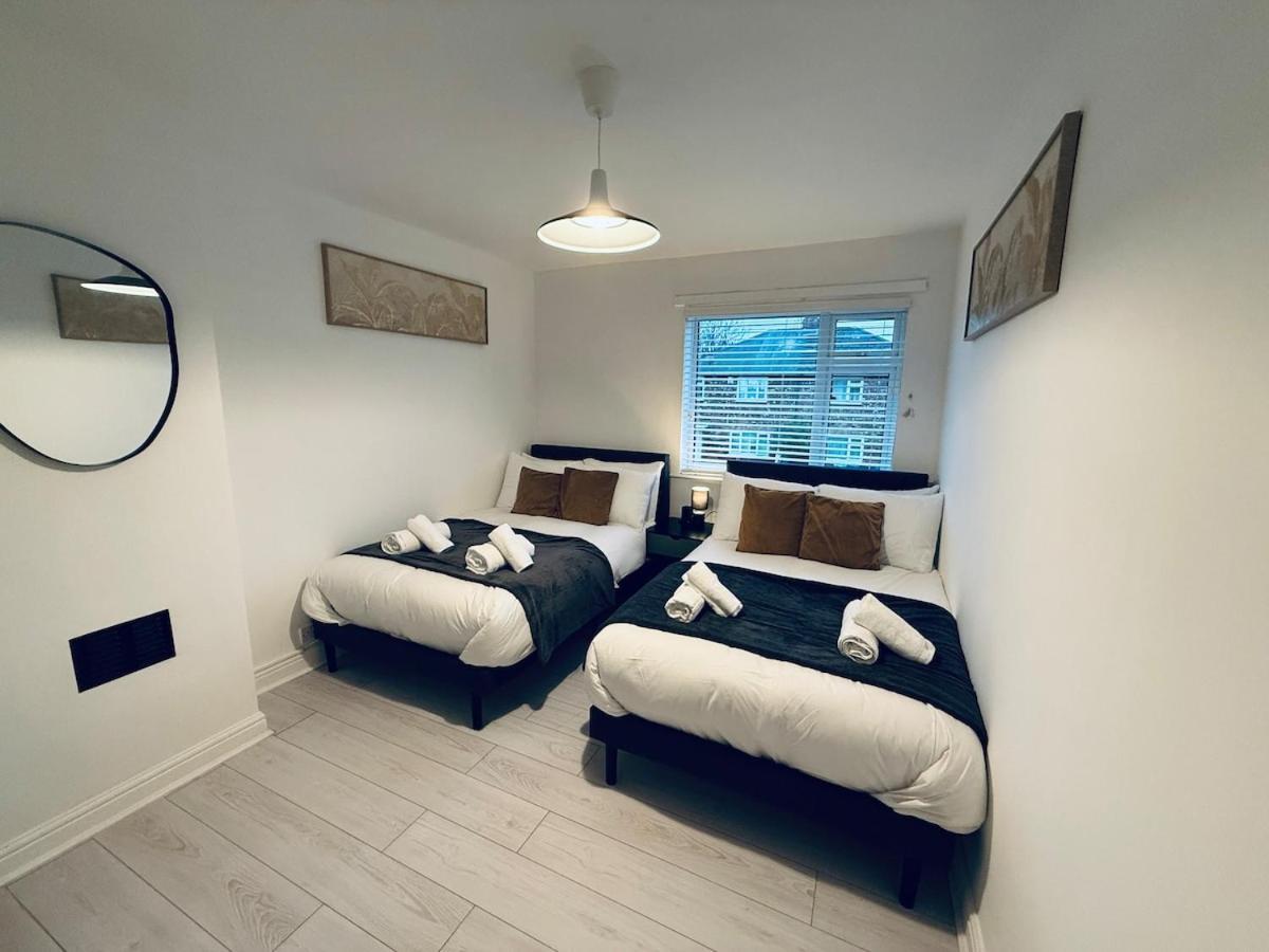 Contractor House - South - 4 Beds - 3 Bedroom - Large Parking Holiday home *