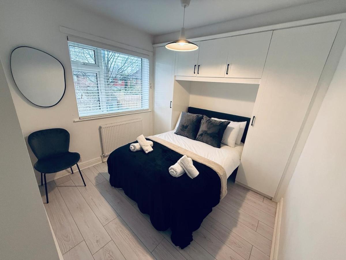 Contractor House - South - 4 Beds - 3 Bedroom - Large Parking Holiday home Manchester