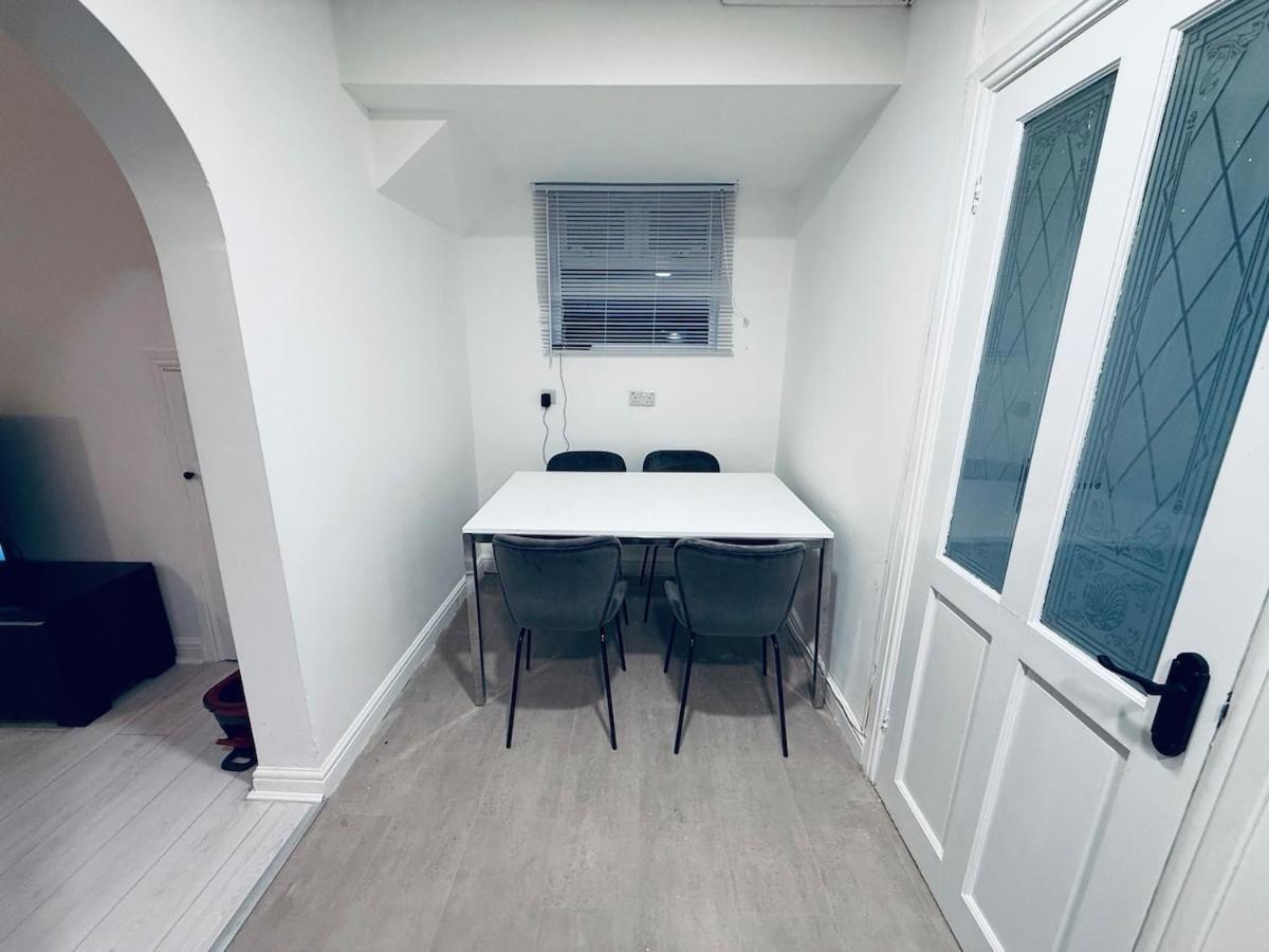 Contractor House - South - 4 Beds - 3 Bedroom - Large Parking *