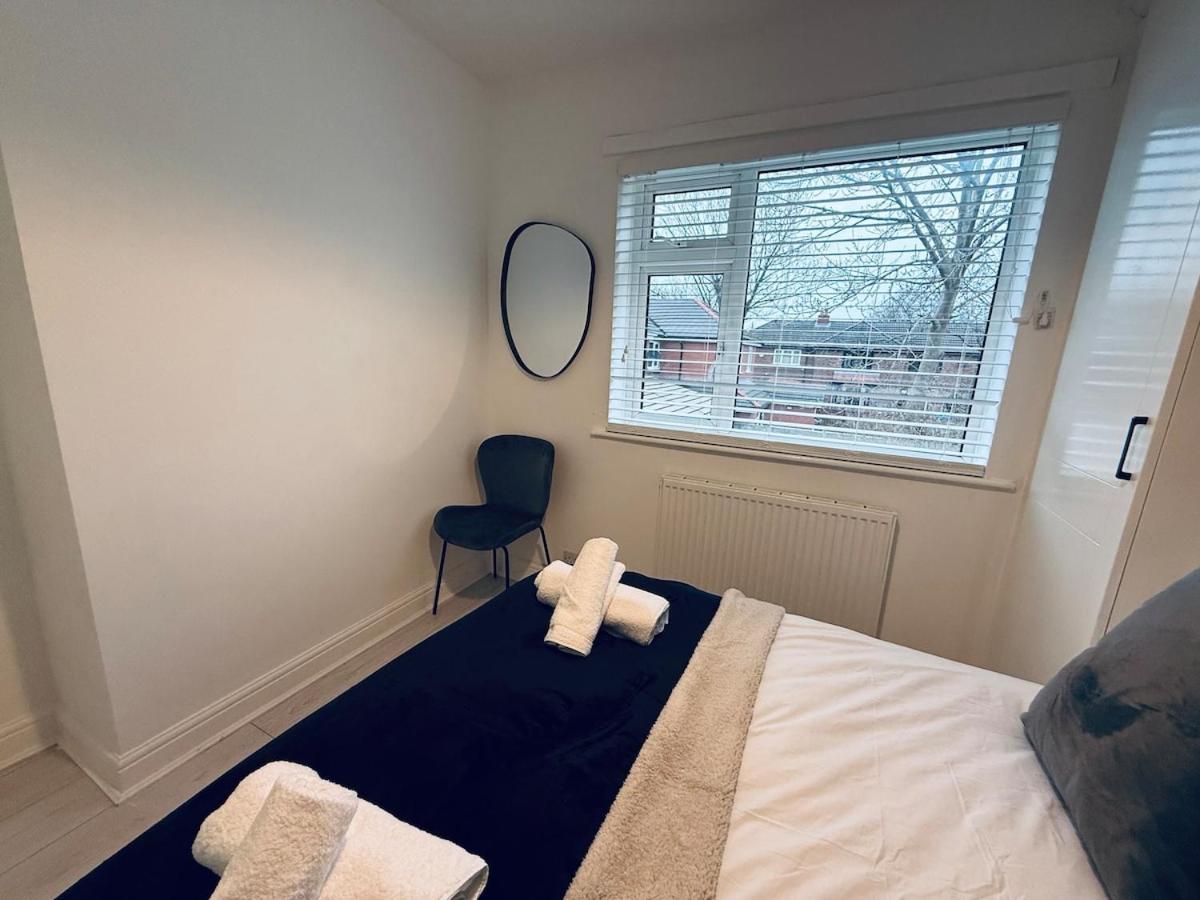 Contractor House - South - 4 Beds - 3 Bedroom - Large Parking Manchester