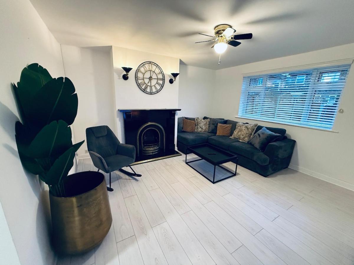 Contractor House - South - 4 Beds - 3 Bedroom - Large Parking Holiday home Manchester
